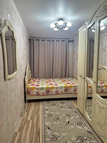 Кухонные гарнитуры: - Угловая кухня с верхними шкафами до потолка в нежно-голубом цвете — 15