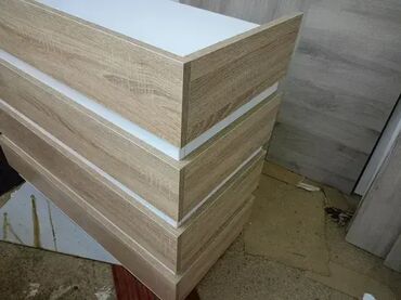 Komode: Pult 12 Materijal i Dekor: Izrađuje se od univera debljine 18mm u — 5