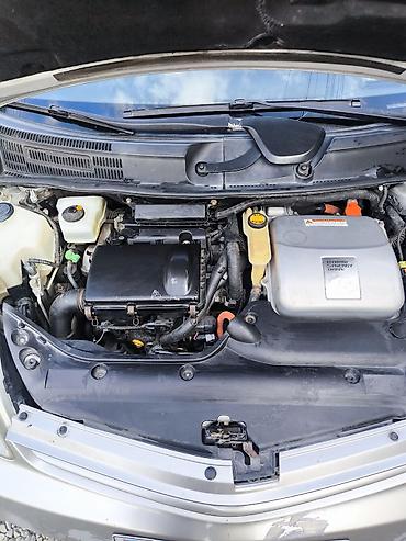 prius qranat: Toyota Prius, gümüşü rəng, 5 qapılı hibrid hetçbek. Texniki — 6