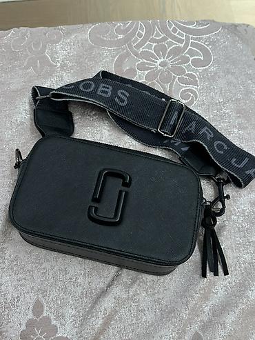 - Məhsul: Qara çiyin/çarpaz çanta - Brend üslubu: Marc Jacobs yazılı