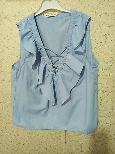 Stradivarius qadın bluzası - Model: qolsuz, V kəsimli - Rəng: açıq