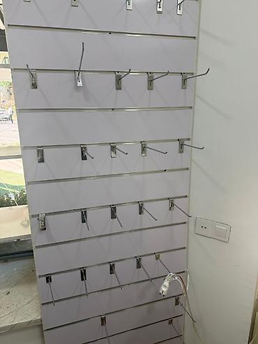 Slatwall vitrin paneli və metal asqı qarmaqlar dəsti - Material: ağ