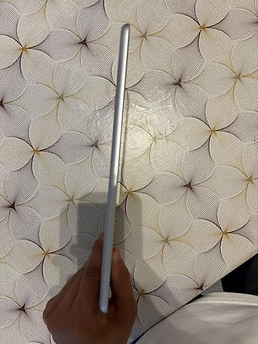 Apple iPad: Apple iPad planşet Xüsusiyyətlər: - Ekran: 9.7 düym Retina ekran — 6