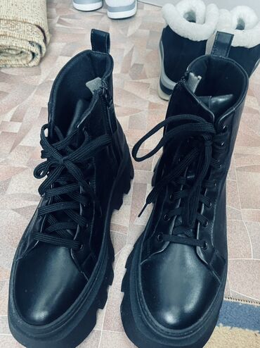 Ботинки и ботильоны: Черные женские ботинки на массивной платформе. Турецкий бренд покупали — 3