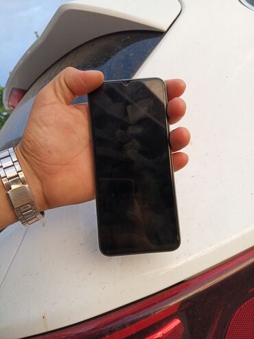 islenmis notebook satiram: Honor X6b, rəng - Göy, Qırıq