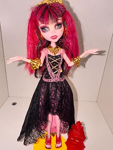 oyuncaq kukla: Monster High temalı kukla – Draculaura - Qara-ləçəkli, ön hissəsi — 1
