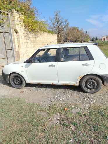 фольксваген поло 1: Lifan 320 (sedan/hetçbek tipli qapılı) – ağ rəngdə. Xüsusiyyətlər: -