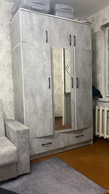 срочно продаю пол дом: Квартира берилет район Ошский . Бейшеналиева Московскийден 4 -этаждан