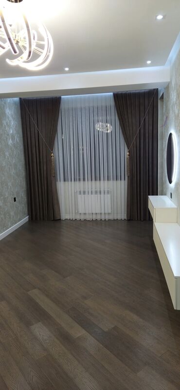 Pərdə və tüllər: Qalın, boz rəngli, zərli naxışlı pərdələr otağa zərif və dəbli bir — 15