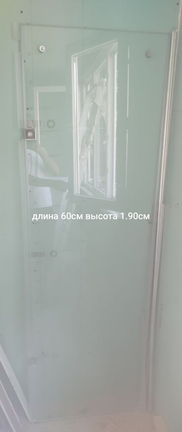 прихожая под заказ: Прозрачная стеклянная дверь . Модель оснащена креплениями для душа