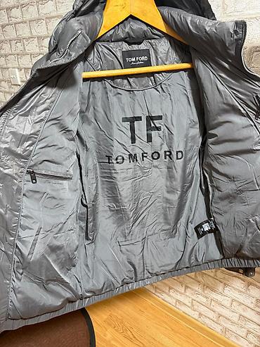 Куртки: Tom Ford dizaynlı kişi üçün şişme qış gödəkçəsi. Gödəkçə boz rəngdədir — 1
