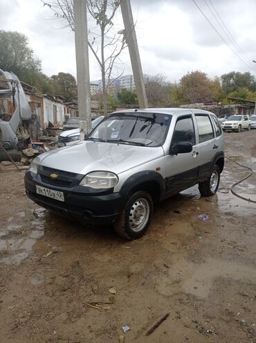 машина легковая: Chevrolet Niva: 1.7 л, Механика, Бензин, Универсал