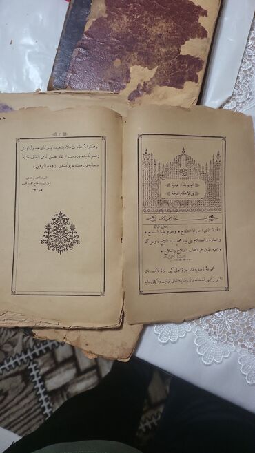 Dini kitablar: Antik kitab – Osmanlı türkcəsində (ərəb əlifbası ilə). 3 ədəd 150-yə — 10