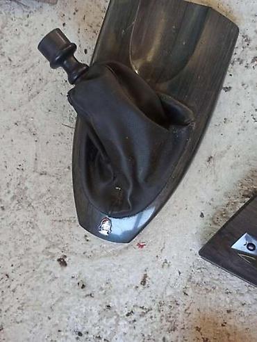 rubi sa: CENTRALNA KONZOLA MAHAGONI ZA FORD FOCUS OD 1998. DO 2004. GOD. | — 2
