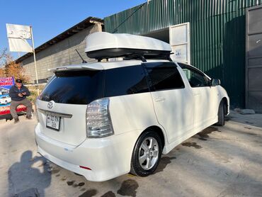 движок на пассат: Белый минивэн Toyota Wish, оснащенный багажником на крыше для