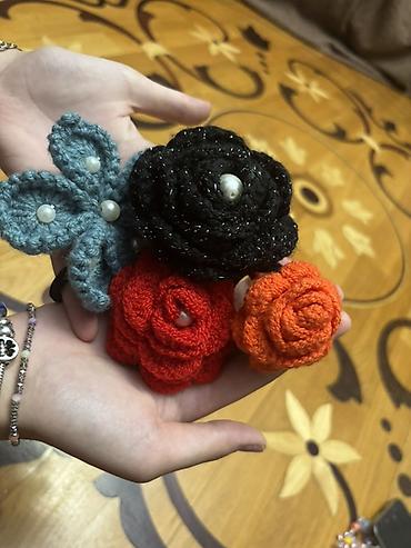 broşka: Əl işi toxuma aksesuarlar — çiçək bəzəkləri - Material: yumşaq akril — 1