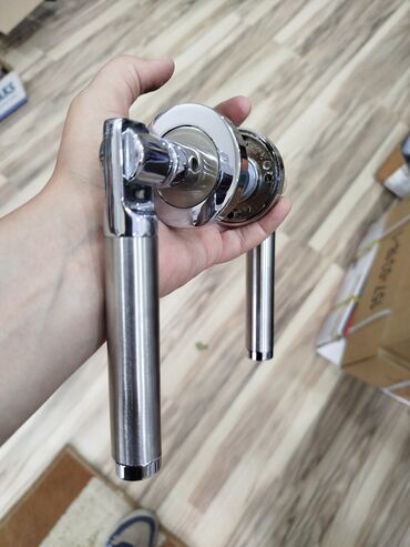 qapı pultu: Paslanmayan poladdan və xrom örtüklü qapı dəstəyi (lever handle)