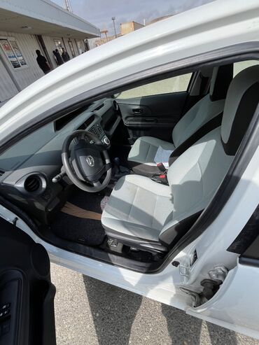 prius v: Toyota Prius: 1.5 l | 2017 il