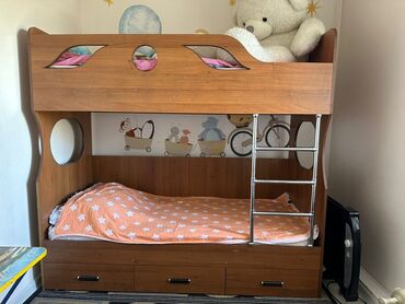 детская кроватка двухэтажная: Двухъярусная кровать, Для девочки, Для мальчика, Б/у