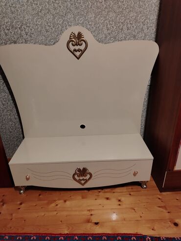 Dolablar: Açılan, 1 qapı Düz dolab, Stenka