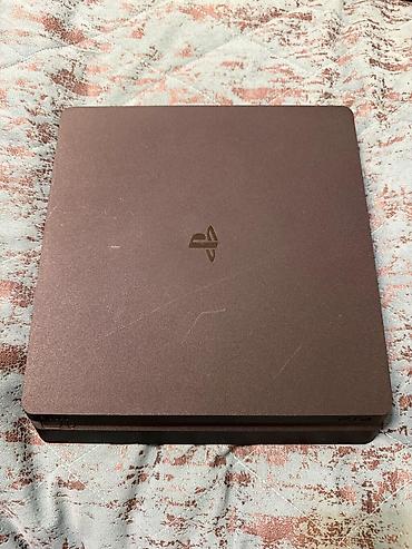 plastation 4 slim: Sony PlayStation 4 Slim konsolu - Rəng: qara, kompakt “Slim” korpus - — 4
