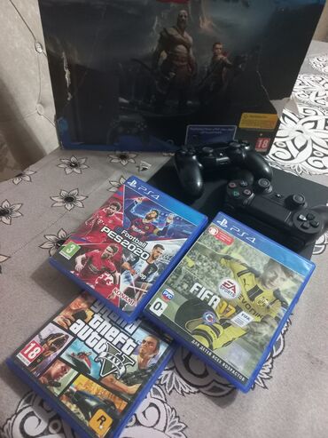 Tavalar: PlayStation 4 konsolu, iki ədəd oyun qolu və üç oyun diskindən ibarət