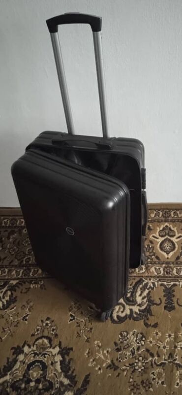 Сумки: Продаю чемодан в хорошем состоянии средний размер удобный компактный