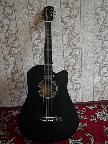 гитара акустическую: Акустическая гитара dreadnought с вырезом (cutaway), матовый черный