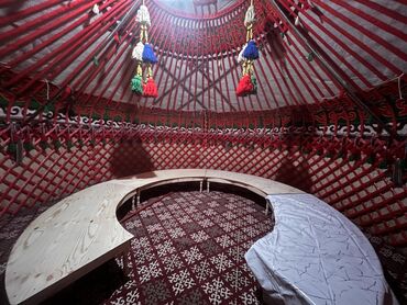 Аренда юрт: Аренда юрты, Каркас Деревянный, 75 баш, С полом, Стол, Стулья — 18