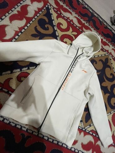 серый свитшот женский: Белая худи/толстовка на молнии с капюшоном. Особенности: - Прямой