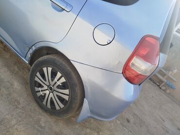 машины 2010 года и выше: Хэтчбек Honda Fit синего цвета с характерным дизайном. Автомобиль
