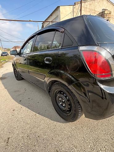hundai elentra 2012: Kia Rio – qara rəngli hetçbek Texniki və komfort xüsusiyyətləri: - — 8