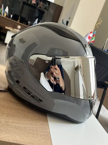 Мотошлемы: LS2 brendinə məxsus boz rəngli motosiklet dəbilqəsi. Gümüşü rəngli