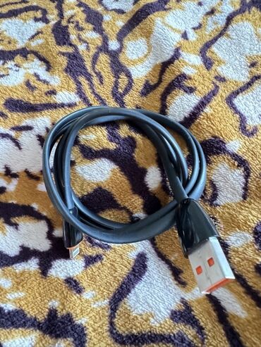 Зарядные устройства: Чёрный кабель с разъемами USB и Lightning. Подходит для зарядки и