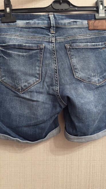 Информатика: Mavi Jeans-dən qadın şortu. Mavi rəngdə, distressed dizaynlı və