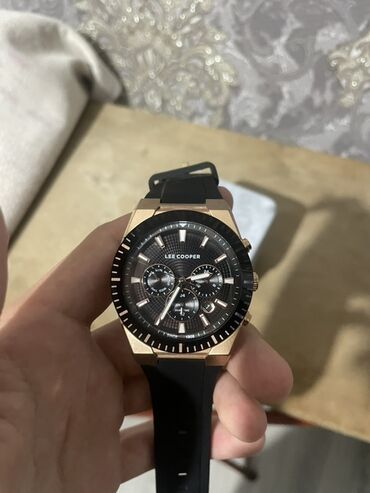 браслет с шипами: Мужские наручные часы Lee Cooper с черным циферблатом и золотистым