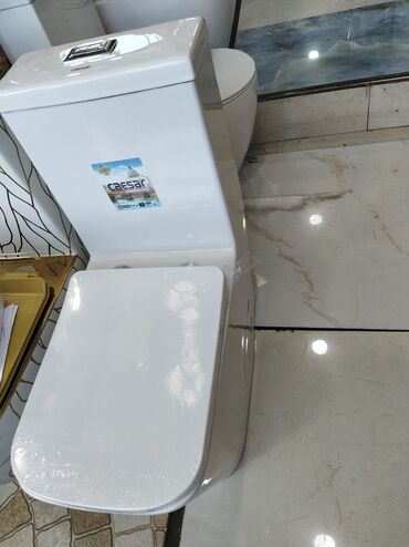 Ворота: Ağ rəngdə, Caesar firmasının unitazı. Müasir dizaynı və kvadrat