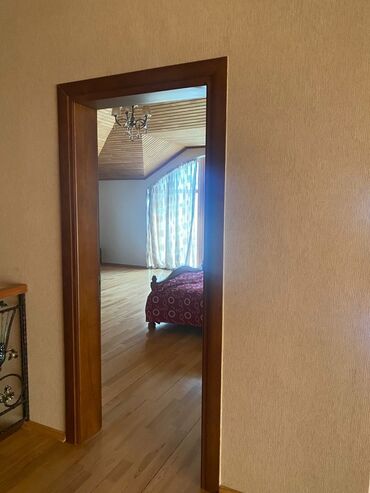 Həyət evləri və villaların satışı: Şəhər mənzərəsinə açılan balkonları olan möhtəşəm fasadlı 4 mərtəbəli — 5