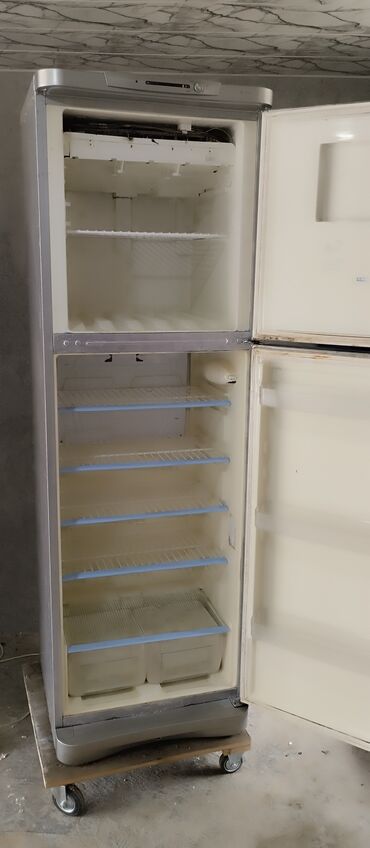 Çəngəllər: Indesit iki qapılı soyuducu - Üst hissədə dondurucu, alt hissədə