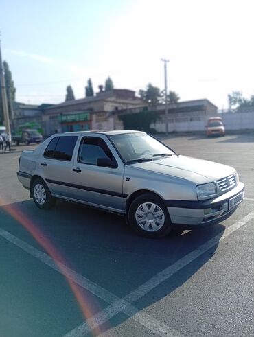 соната юф: Volkswagen Vento: 1992 г., Седан