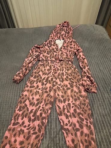 kombinezon: Qadın üçün leopard naxışlı kombinezon - Model: uzunqol, qapüşonlu — 1
