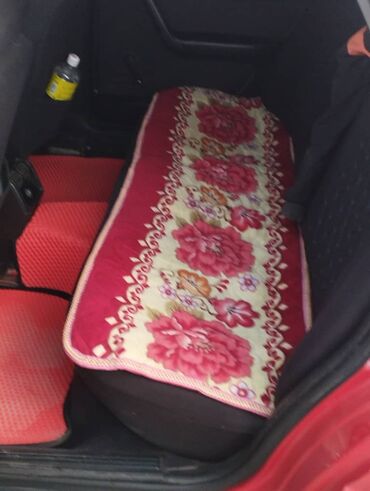 Audi: Красный седан Audi 100 с характерной решеткой радиатора с четырьмя — 8