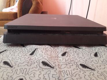 PS4 (Sony Playstation 4): Sony PlayStation 4 (PS4) Slim oyun konsolu Xüsusiyyətlər: - Model — 4