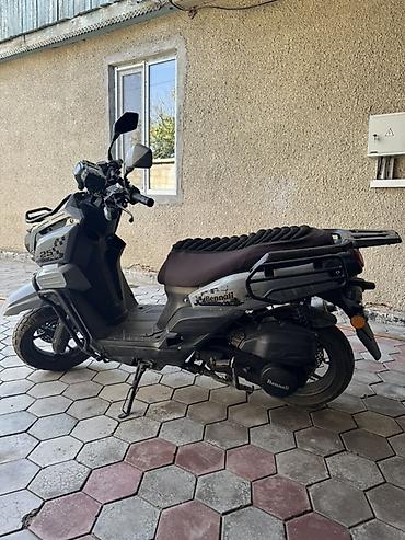 Скутеры: Скутер Bennali 125 (наклейки 125 на облицовке). Городской/туринговый — 3