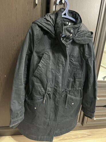 дубайские платья: Парка женская DIVIDED (H&M), черная - Модель: парка с капюшоном -