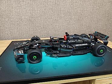 Автоунаалардын моделдери: Лего-модель Formula 1 Mercedes-AMG Petronas, собранная, с подставкой — 4
