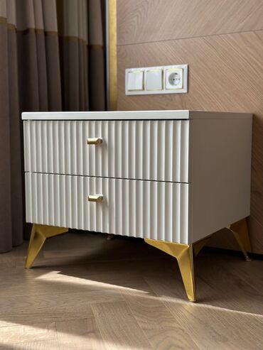 Tumbalar: Məhsul: Zolaqlı fasadlı 2 çekmeceli tumbalar Təsvir: - Minimalist və — 2