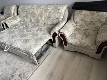 мягкая мебель работа: Диван-кровать, цвет - Бежевый, Б/у