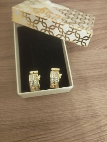 туалетная, парфюмированная вода: Qızılı rəngli zərgərlik dəsti - Tərkib: 1 cüt halqa tipli sırğa +