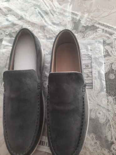 Ayaqqabılar: Tünd boz rəngdə olan bu slip-on loaferlər rahatlıq və üslubu bir araya